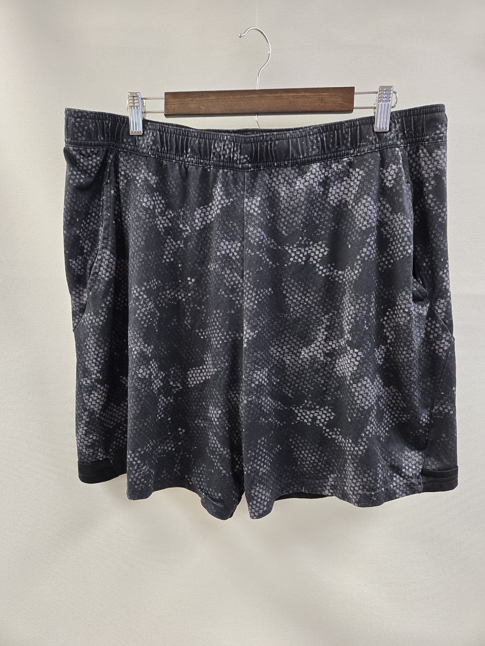 Under Armour Shorts Mens Large Snakeskin Pattern Athletic Gym Training Workout